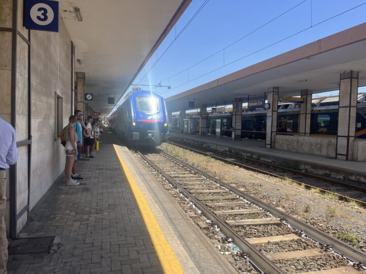 Train arriving to Syracuse